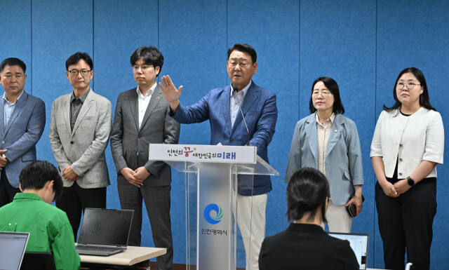 더불어민주당 김교흥(인천 서구갑)국회의원이 7일 인천시청 브리핑룸에서 기자회견을 열고 인천 서구 루원시티 상업 3용지 학생수용 계획 관련 기자회견을 하고 있다. 조병석기자