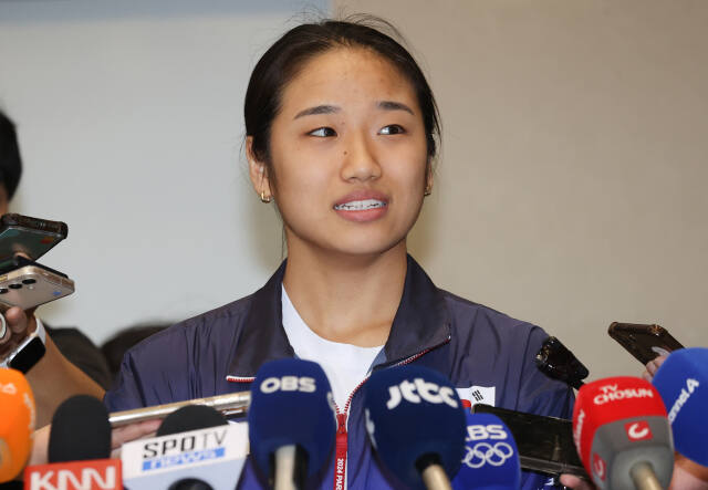 2024 파리 올림픽 배드민턴 여자 단식에서 금메달을 차지한 안세영이 7일 오후 인천국제공항을 통해 귀국하며 취재진 질문에 답하고 있다.연합뉴스