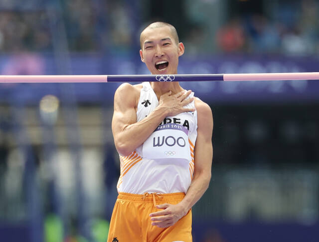 7일 오전(한국시간) 프랑스 파리의 스타드 드 프랑스에서 열린 2024 파리올림픽 높이뛰기 예선에 출전한 우상혁(용인시청)이 2m27 2차 시기서 점프에 성공 후 기뻐하고 있다.연합뉴스