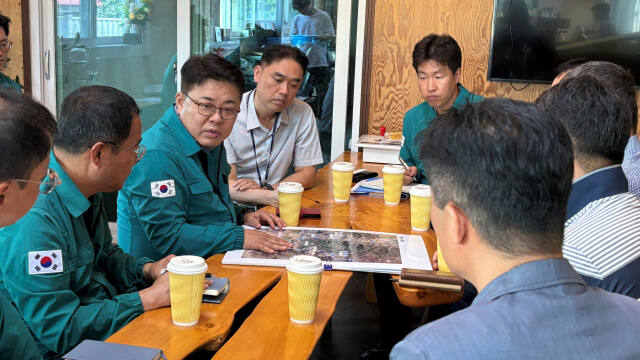 연천군을 찾아 댐 신설 계획 등을 논의하고 있는 김동구 청장(왼쪽 세 번째). 한강유역환경청 제공