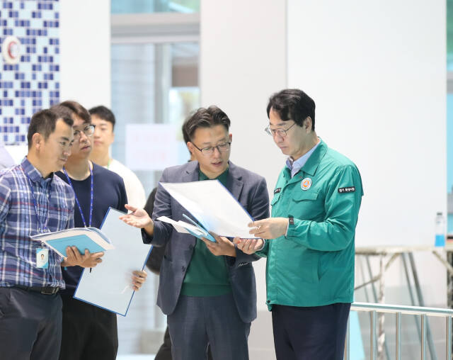 정명근 화성시장이 8일 오전 화성시 향남읍 하길리 오음공원 내 향남복합문화센터 조성현장을 방문해 관계자들로부터 공사현황을 설명 받고 있다. 화성시 제공