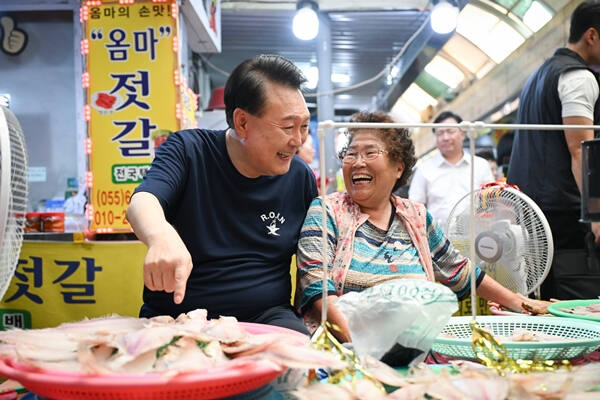 여름휴가 중인 윤석열 대통령이 지난 5일 경남 통영시 통영중앙시장을 찾아 상인들과 이야기를 나누고 있다. 연합뉴스