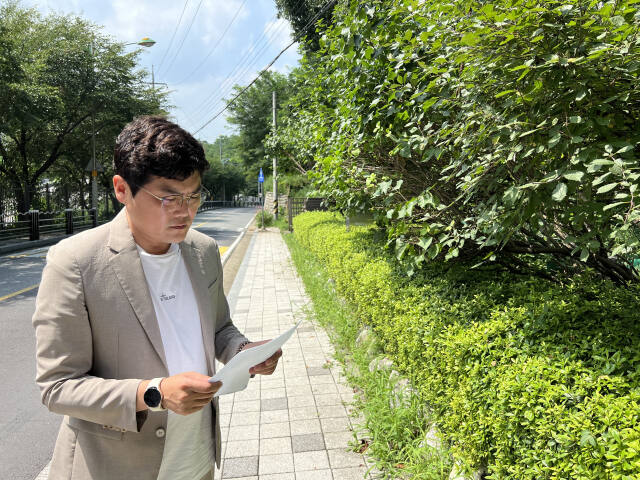 6일 오후 기흥구 공세동 불곡마을 벽산블루밍아파트 인근을 찾은 안치용 용인시의원이 현장을 점검하고 있다. 안치용 의원 제공