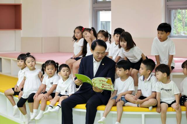 김찬진 인천 동구청장이 8일 송림동 ‘꿈드림어린이영어도서관’에서 어린이들에게 영어책을 읽어 주고 있다. 동구 제공