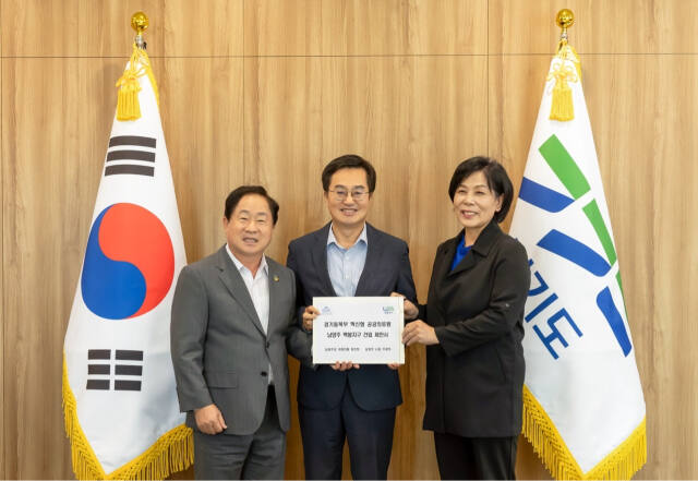 주광덕 남양주시장(왼쪽)이 최민희 국회의원(오른쪽)과 함께 김동연 경기도지사에게 ‘경기 동북부 공공의료원 남양주 건립 제안서’를 전달한 후 기념 촬영을 하고 있다. 남양주시 제공