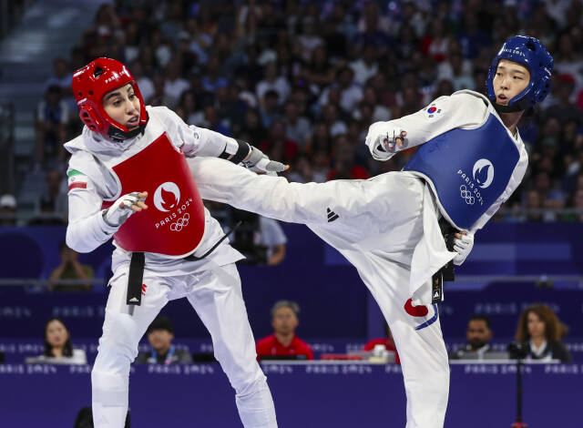 9일(한국시간) 파리 그랑팔레 태권도경기장에서 열린 2024 파리 올림픽 태권도 여자 57kg급 결승에서 한국의 김유진이 이란의 나히드 키야니찬데를 향해 금메달 발차기를 하고 있다.연합뉴스