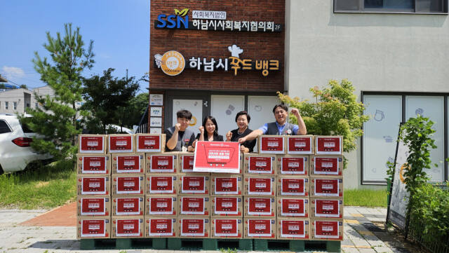 홈플러스 경기하남점은 9일 하남시사회복지협의회에 소외계층을 위해 사용해 달라며 사랑의 물료품을 전달했다. 하남시 제공