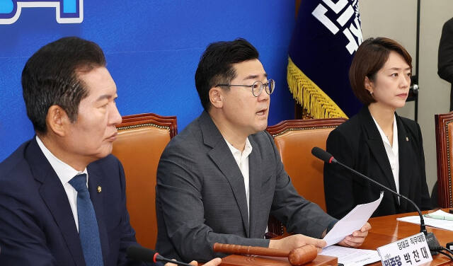 더불어민주당 박찬대 당대표 직무대행 겸 원내대표(가운데)가 9일 오전 국회에서 열린 최고위원회의에서 발언하고 있다. 연합뉴스