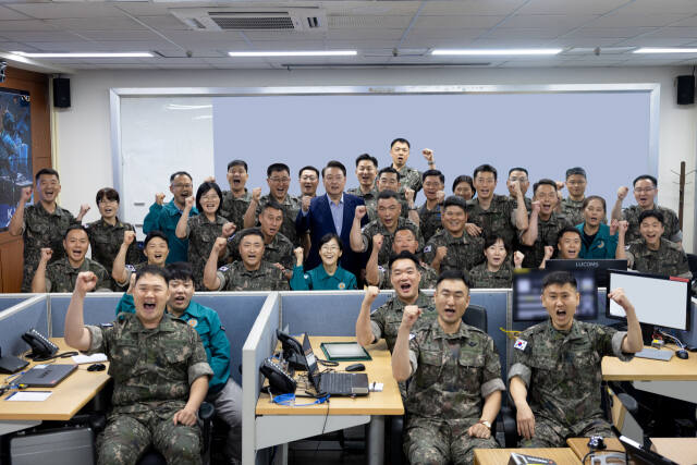 윤석열 대통령이 여름휴가 마지막 날인 9일 충남 계룡대 전투통제실을 방문해 근무자들과 기념 촬영을 하고 있다. 연합뉴스