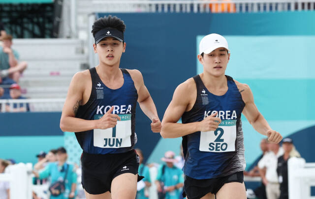 10일(한국시간) 프랑스 베르사유 궁전에서 열린 2024 파리 올림픽 근대5종 남자 준결승전에서 한국의 전웅태(왼쪽)와 서창완이 레이저 런 경기를 치르고 있다.연합뉴스