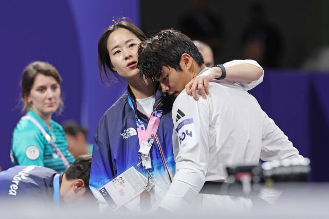 10일(한국시간) 파리 그랑팔레에서 열린 2024 파리올림픽 태권도 남자 80㎏급 동메달 결정전에서 서건우가 덴마크 에디 흐르니치에 0대2로 패한 뒤 오혜리 코치의 위로를 받고 있다.연합뉴스