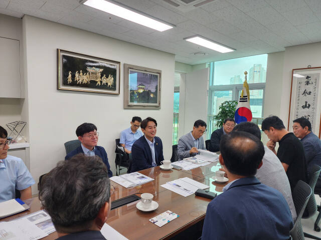 경기도의회 황대호 문화체육관광위원장이 최근 수원문화원을 찾아 도내 문화 시설 확충 등을 위한 논의를 하고 있다. 경기도의회 제공.