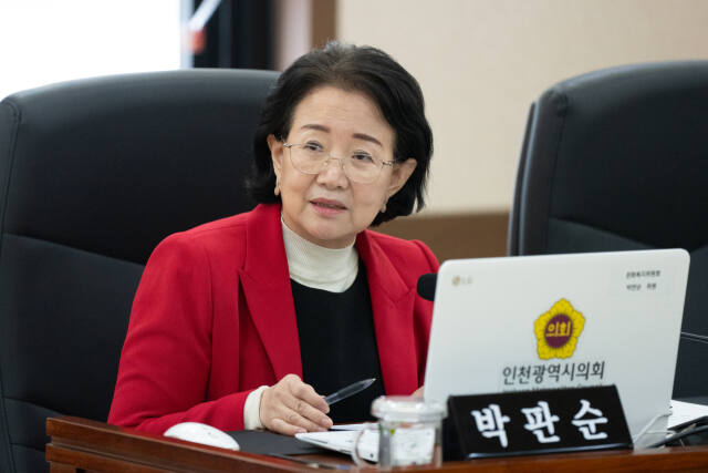 지난 5월 13일 열린 제294회 인천시의회 임시회의 제1차 문화복지위원회의에서 박판순 시의원(국민의힘·비례)이 인천시로부터 제2시립노인치매요양병원 민간위탁 보고를 받고 있다. 인천시의회 제공