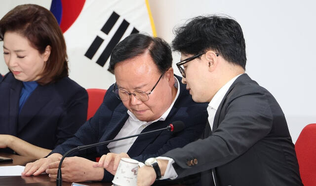 국민의힘 한동훈(오른쪽) 대표가 지난 8일 오전 서울 여의도 당사에서 열린 최고위원회의에서 김재원 최고위원과 대화하고 있다. 연합뉴스