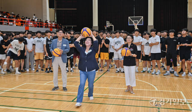 10일 오전 과천시민회관체육센터에서 열린 '제19회 과천 토리배 전국 3X3 농구대회' 개회식에서 신계용 과천시장, 하영주 과천시의회 의장, 김영진 경기일보 상무이사가 시투를 하고 있다.