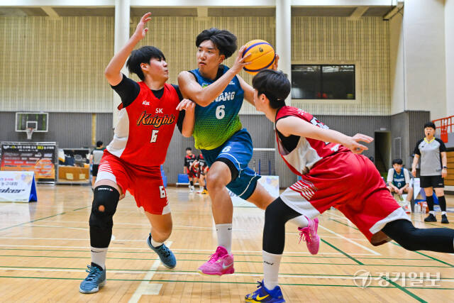 10일 오후 과천시민회관체육센터에서 열린 '제19회 과천 토리배 전국 3X3 농구대회' 고등부 ghs과 LCBC 경기에서 선수들이 열띤 경기를 펼치고 있다.