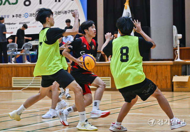 10일 오후 과천시민회관체육센터에서 열린 '제19회 과천 토리배 전국 3X3 농구대회' 고등부 그레이티스트과 SIJ 경기에서 선수들이 열띤 경기를 펼치고 있다.