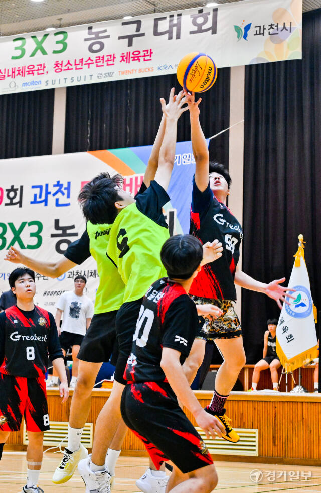 10일 오후 과천시민회관체육센터에서 열린 '제19회 과천 토리배 전국 3X3 농구대회' 고등부 그레이티스트과 SIJ 경기에서 선수들이 열띤 경기를 펼치고 있다.