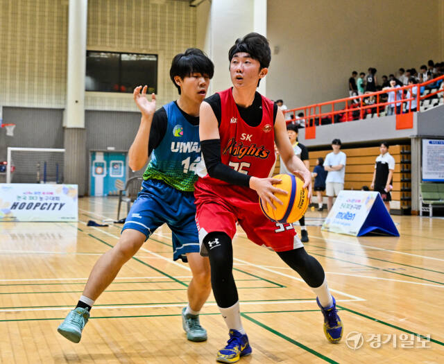 10일 오후 과천시민회관체육센터에서 열린 '제19회 과천 토리배 전국 3X3 농구대회' 고등부 ghs과 LCBC 경기에서 선수들이 열띤 경기를 펼치고 있다.