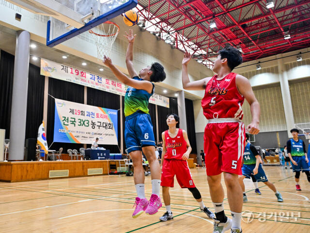 10일 오후 과천시민회관체육센터에서 열린 '제19회 과천 토리배 전국 3X3 농구대회' 고등부 ghs과 LCBC 경기에서 선수들이 열띤 경기를 펼치고 있다.