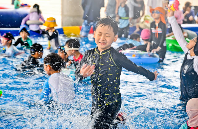 10일 오후 '2024년 안산 여르미오페스티벌'이 열린 안산 문화예술의전당 별무리극장 앞에 마련된 어린이 풀장에서 어린이들이 물놀이를 즐기며 더위를 식히고 있다. 이날 열린 여르미오 페스티벌은 1,2부로 나뉘어 1부에는 '어린이 Pool Party'로 어린이를 위한 시간이 진행되고, 2부에는 해돋이 극장에서 피크닉 콘서트를 주제로 국카스텐, 딕펑스 등 아티스트들의 공연이 진행될 예정이다. 윤원규기자