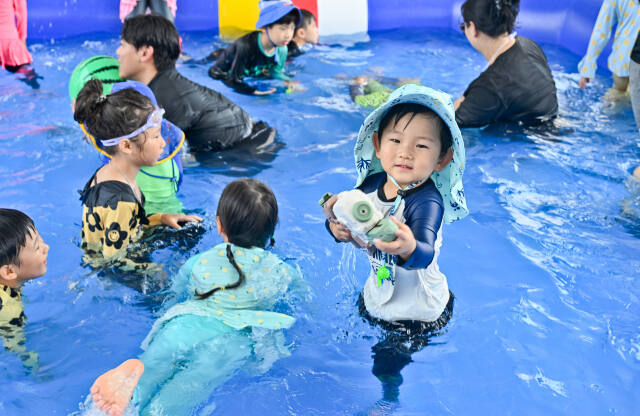 10일 오후 '2024년 안산 여르미오페스티벌'이 열린 안산 문화예술의전당 별무리극장 앞에 마련된 어린이 풀장에서 어린이들이 물놀이를 즐기며 더위를 식히고 있다. 이날 열린 여르미오 페스티벌은 1,2부로 나뉘어 1부에는 '어린이 Pool Party'로 어린이를 위한 시간이 진행되고, 2부에는 해돋이 극장에서 피크닉 콘서트를 주제로 국카스텐, 딕펑스 등 아티스트들의 공연이 진행될 예정이다. 윤원규기자