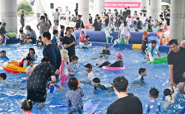 10일 오후 '2024년 안산 여르미오페스티벌'이 열린 안산 문화예술의전당 별무리극장 앞에 마련된 어린이 풀장에서 어린이들이 물놀이를 즐기며 더위를 식히고 있다. 이날 열린 여르미오 페스티벌은 1,2부로 나뉘어 1부에는 '어린이 Pool Party'로 어린이를 위한 시간이 진행되고, 2부에는 해돋이 극장에서 피크닉 콘서트를 주제로 국카스텐, 딕펑스 등 아티스트들의 공연이 진행될 예정이다. 윤원규기자