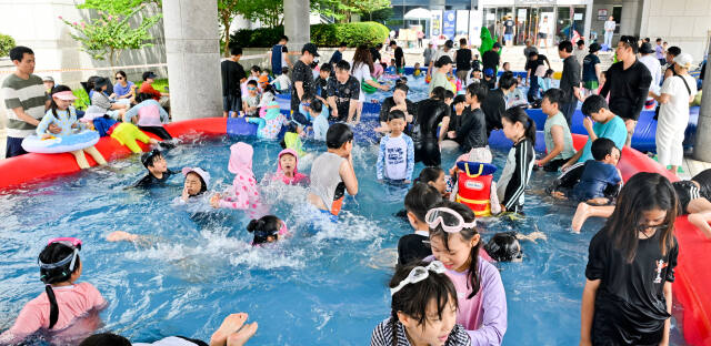 10일 오후 '2024년 안산 여르미오페스티벌'이 열린 안산 문화예술의전당 별무리극장 앞에 마련된 어린이 풀장에서 어린이들이 물놀이를 즐기며 더위를 식히고 있다. 이날 열린 여르미오 페스티벌은 1,2부로 나뉘어 1부에는 '어린이 Pool Party'로 어린이를 위한 시간이 진행되고, 2부에는 해돋이 극장에서 피크닉 콘서트를 주제로 국카스텐, 딕펑스 등 아티스트들의 공연이 진행될 예정이다. 윤원규기자