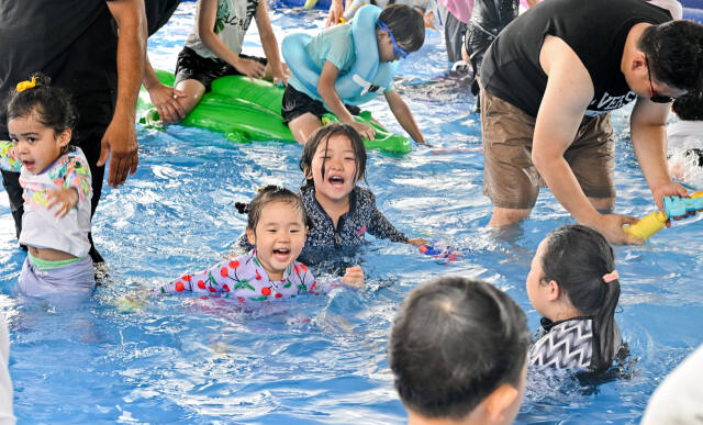 10일 오후 '2024년 안산 여르미오페스티벌'이 열린 안산 문화예술의전당 별무리극장 앞에 마련된 어린이 풀장에서 어린이들이 물놀이를 즐기며 더위를 식히고 있다. 이날 열린 여르미오 페스티벌은 1,2부로 나뉘어 1부에는 '어린이 Pool Party'로 어린이를 위한 시간이 진행되고, 2부에는 해돋이 극장에서 피크닉 콘서트를 주제로 국카스텐, 딕펑스 등 아티스트들의 공연이 진행될 예정이다. 윤원규기자