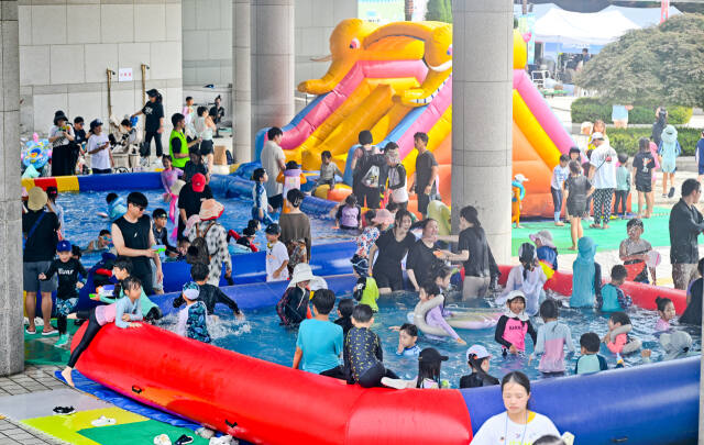 10일 오후 '2024년 안산 여르미오페스티벌'이 열린 안산 문화예술의전당 별무리극장 앞에 마련된 어린이 풀장에서 어린이들이 물놀이를 즐기며 더위를 식히고 있다. 이날 열린 여르미오 페스티벌은 1,2부로 나뉘어 1부에는 '어린이 Pool Party'로 어린이를 위한 시간이 진행되고, 2부에는 해돋이 극장에서 피크닉 콘서트를 주제로 국카스텐, 딕펑스 등 아티스트들의 공연이 진행될 예정이다. 윤원규기자