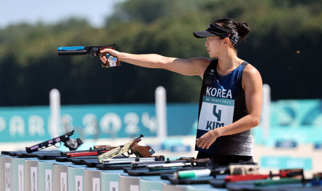 10일(한국시간) 프랑스 베르사유 궁전에서 열린 2024 파리 올림픽 근대5종 여자 준결승전 레이저 런 경기에서 한국의 김선우가 레이저 사격 조준을 하고 있다.연합뉴스