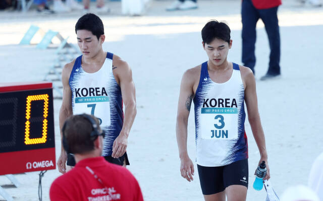 11일(한국시간) 프랑스 파리의 베르사유 궁전에서 열린 2024 파리 올림픽 근대5종 남자 결승전 레이저 런에서 각각 6위와 7위를 기록한 한국 전웅태(오른쪽)와 서창완이 아쉬워하며 경기장을 나서고 있다.연합뉴스