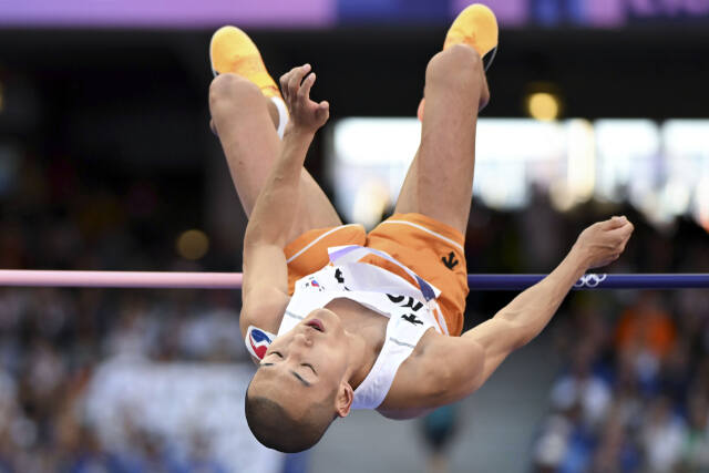 11일(한국시간) 파리 스타드 드 프랑스에서 열린 2024 파리 올림픽 육상 남자 높이뛰기 결선에 출전한 우상혁이 첫 도전서 2m17을 뛰어 넘고 있다.연합뉴스