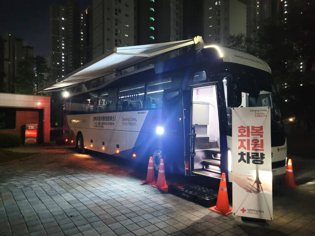인천적십자가 서구 청라동 아파트 화재 피해 이재민들을 위해 샤워차량과 회복지원차량을 투입해 지원하고 있다. 인천적십자 제공