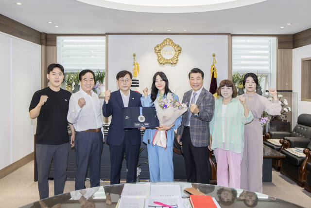 인천 중구의회는 최근 2024 파리올림픽 펜싱 사브르 단체전에서 은메달을 획득해 인천 중구의 위상을 전 세계에 알린 중구청 소속 전은혜 선수를 초청해 축하했다. 중구의회 제공