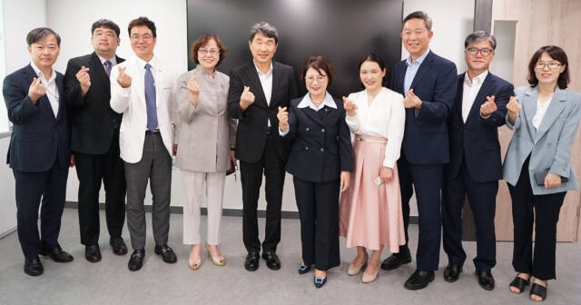이주호 부총리 겸 교육부장관과 원순자 교육장 등이 9일 사회관계장관회의를 마친 뒤 기념촬영하고 있다. 의정부교육지원청 제공