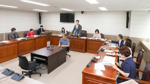 안산시의회 의회운영위가 의회 제4상임위원실에서 ‘제291회 임시회 폐회 중 제1차 회의’를 개최하고 있다. 안산시의회 제공.