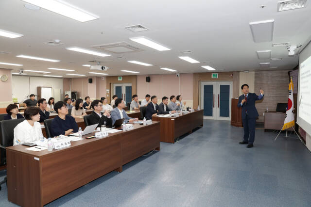 구리시의회는 최근 의회 멀티룸에서 시의원과 직원을 대상으로 청렴 및 4대폭력 근절 교육을 진행하고 있다.구리시의회 제공