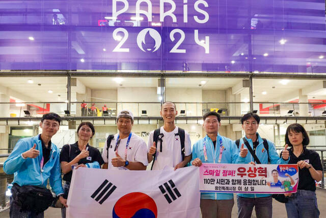 11일(한국시간) 오전 스타드 드 프랑스에서 열린 파리 올림픽 높이뛰기 결선이 끝난 뒤 이상일 시장(오른쪽 세 번째)을 비롯한 용인특례시 대표단과 우상혁 선수(오른쪽 네 번째), 김도균 감독(오른쪽 다섯 번째)이 함께 기념촬영을 하고 있다. 용인특례시 제공