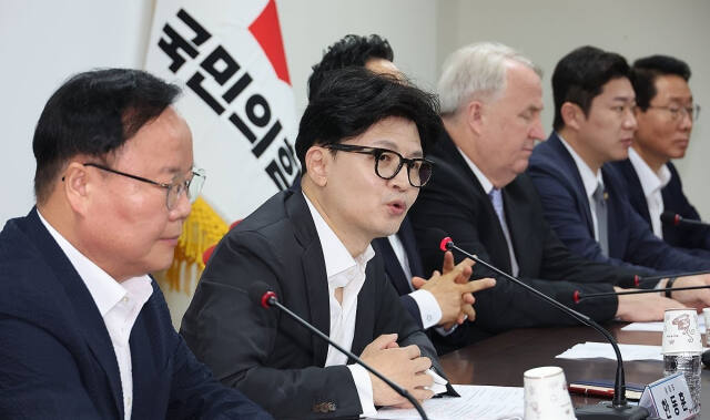 국민의힘 한동훈 대표가 지난 8일 오전 여의도 당사에서 열린 최고위원회의에서 발언하고 있다. 한 대표는 이날 취약계층 전기료 감면과 반도체 특별법 추진을 발표했다. 연합뉴스