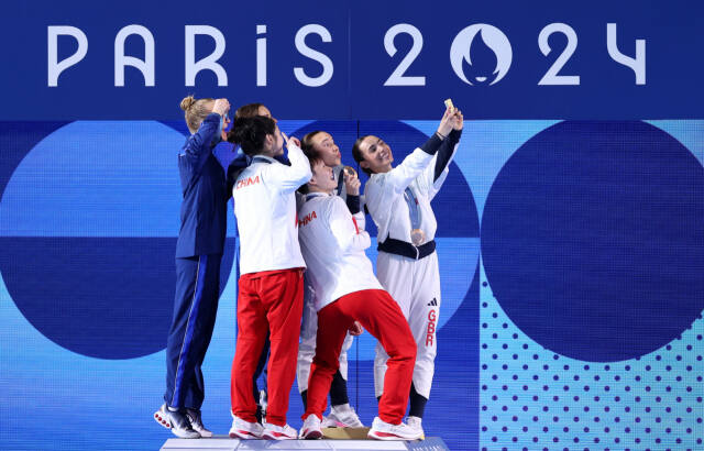 지난달 27일(현지시간) 프랑스 파리 상트르 아쿠아티크(Aquatics Centre)에서 열린 2024 파리 올림픽 다이빙 여자 싱크로나이즈드 3m 스프링보드 시상식에서 금메달을 획득한 장 야니(Yani Chang), 첸 위엔(Yiwen Chen, 이상 중국), 은메달 사라 바콘(Sarah Bacon), 카시디 쿡(Kassidy Cook, 이상 미국), 동메달 야스민 하퍼(Yasmin Harper), 스칼렛 뮤 젠슨(Scarlett Mew Jensen, 영국)이 갤럭시 Z 플립6 올림픽 에디션으로 빅토리 셀피를 찍고 있다. 삼성전자 제공