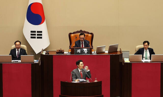 국민의힘 박준태 의원이 지난 7월 4일 오전 국회에서 필리버스터(법안 처리 저지를 위한 무제한 토론)를 진행하다가 목을 축이고 있다. 연합뉴스