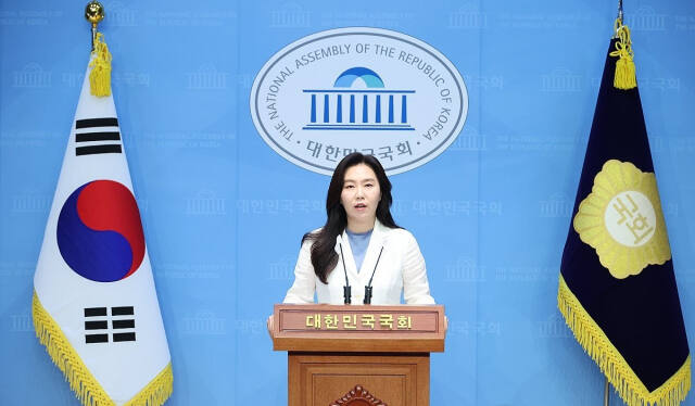 더불어민주당 강유정 원내대변인이 11일 오전 서울 여의도 국회 소통관에서 권익위원회 고위 간부의 사망과 관련해 윤석열 대통령과 김건희 여사의 사과를 촉구하고 있다. 연합뉴스