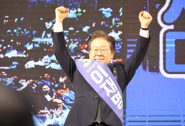 11일 오후 대전 서구 배재대 스포렉스홀에서 열린 더불어민주당 당 대표·최고위원 후보자 합동연설회에서 이재명 당 대표 후보가 정견 발표 후 두 손을 들고 있다. 연합뉴스
