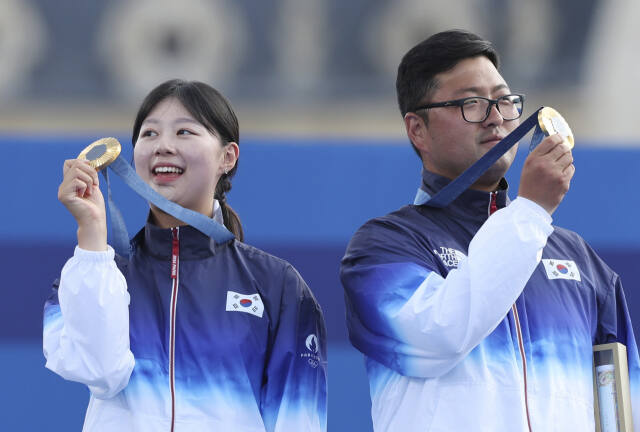 양궁에서 3관왕을 차지한 임시현(왼쪽)과 김우진이 2024 파리올림픽 대한민국 선수단 남녀 MVP로 선정됐다.연합뉴스