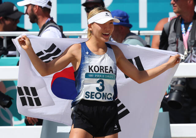 11일(한국시간) 프랑스 베르사유 궁전에서 열린 2024 파리 올림픽 근대5종 여자 결승전에서 동메달을획득한 성승민이 태극기를 펼쳐들고 기뻐하고 있다.연합뉴스