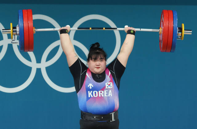 11일(한국시간) 프랑스 파리 사우스 파리 아레나에서 열린 2024 파리 올림픽 역도 여자 +81kg급에 출전한 박혜정이 용상 1차시기에서 163kg을 들어 올리고 있다.연합뉴스