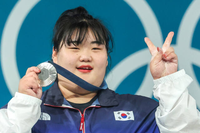 2024 파리 올림픽 역도 여자 +81㎏급에서 은메달을 따낸 박혜정이 승리의 V자를 그려보이며 웃고 있다.연합뉴스