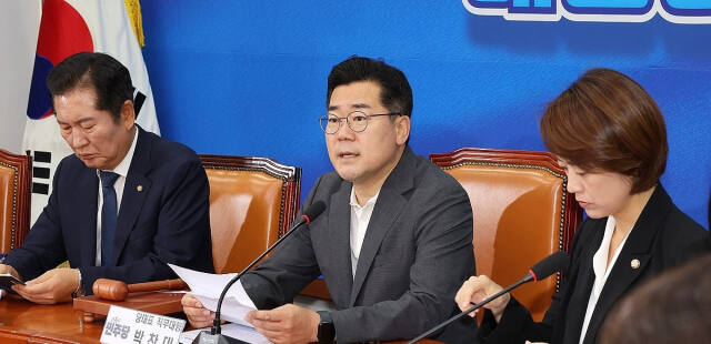 더불어민주당 박찬대 당대표 직무대행 겸 원내대표(가운데)가 9일 오전 국회에서 열린 최고위원회의에서 발언하고 있다. 연합뉴스