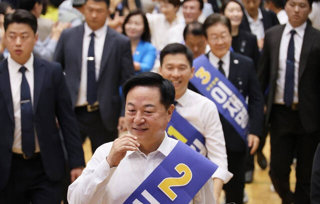 11일 대전 서구 배재대 스포렉스홀에서 열린 더불어민주당 당 대표·최고위원 후보자 합동연설회장에 김두관(앞부터)·김지수·이재명 당 대표 후보가 들어서고 있다. 연합뉴스
